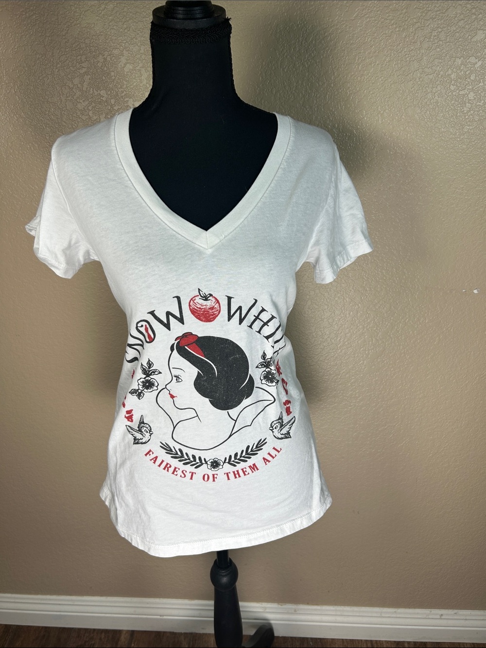 Disney Snow White “Fairest of Them All” White Graphic Tee Size Large